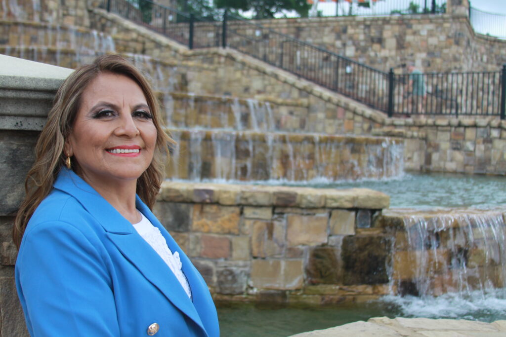 Durmió en cartones al llegar desde Perú a Estados Unidos, pero su determinación la llevó al éxito.